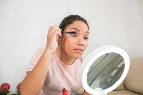 Joven Hermosa Mujer Aplicando Maquillaje Rímel Los Ojos Por Cepillo — Foto de Stock