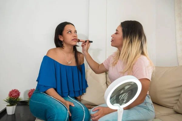 Maquillador Aplicando Rubor Una Chica Salud Hispana —  Fotos de Stock