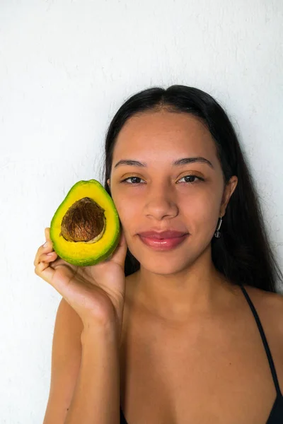 Hermosa Mujer Sosteniendo Aguacate Mano Cuidado Piel Concepto Spa —  Fotos de Stock