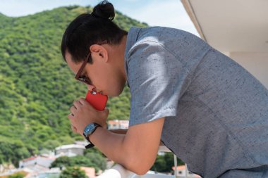 Ofis binasında elinde cep telefonu olan bir işadamı şöyle düşünür: