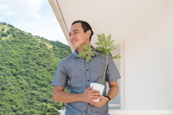 Joven Cuidando Sus Plantas Balcón — Foto de Stock