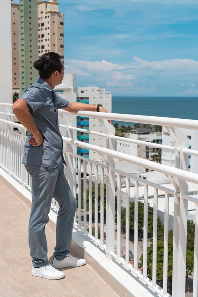 Hombre Con Vistas Playa Desde Balcón — Foto de Stock
