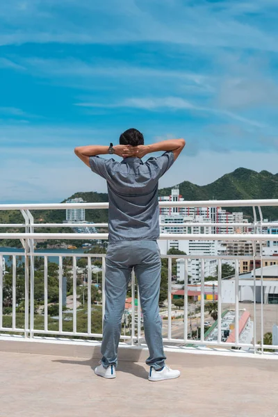 Junger Mann Blickt Vom Hotelbalkon Auf Die Stadt — Stockfoto