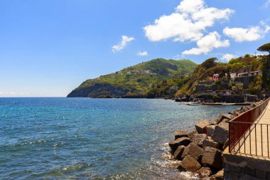 ischia adasında inanılmaz deniz kıyısı
