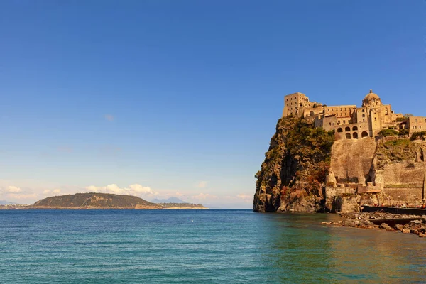 ischia adasında inanılmaz aragon kale görünümü