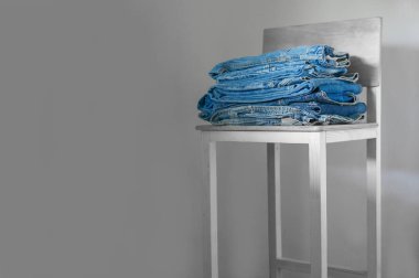 Kot pantolon. Şık giysiler gri arka plan üzerinde en az yığılmış 