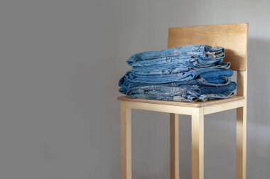 Kot pantolon. Şık giysiler gri arka plan üzerinde en az yığılmış 