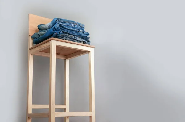 Jeans Abiti Alla Moda Impilati Sfondo Grigio Minimale — Foto Stock