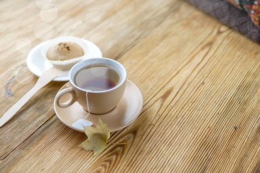 Çay pencere yakınındaki sabahı yağmurlu bir gün