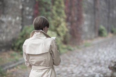 Kadın sokakta yürürken smartphone ile