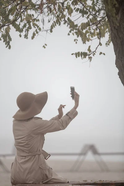 Rückansicht Einer Jungen Frau Mit Hut Und Mantel Herbstlicher Landschaft — Stockfoto