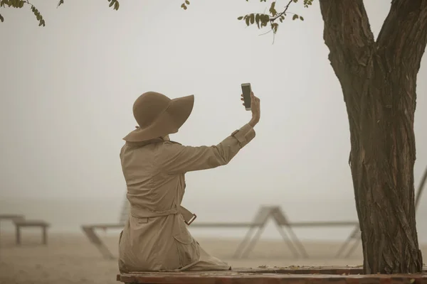 Вид Сзади Молодую Женщину Шляпе Пальто Осенью Одинокий Осенний Пляж — стоковое фото
