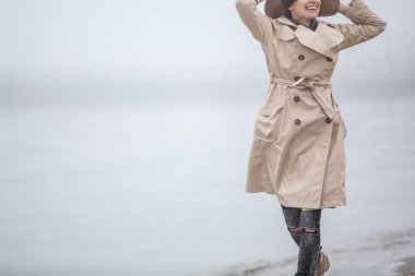 Sonbahar şapka ve atkı sonbahar sisli gün mutlu kadın