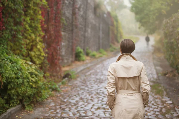 Yalnızlık Kavramı Kadın Sokakta Sonbahar Manzarası — Stok fotoğraf