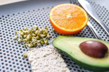 Günaydın sağlıklı kahvaltı portakal ve avokado, en az tarzı ile