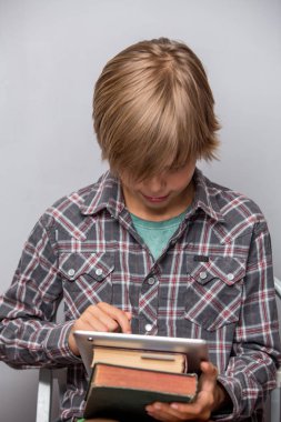 Çocuk kitapları ve tablet, odak kitap ve el tutar