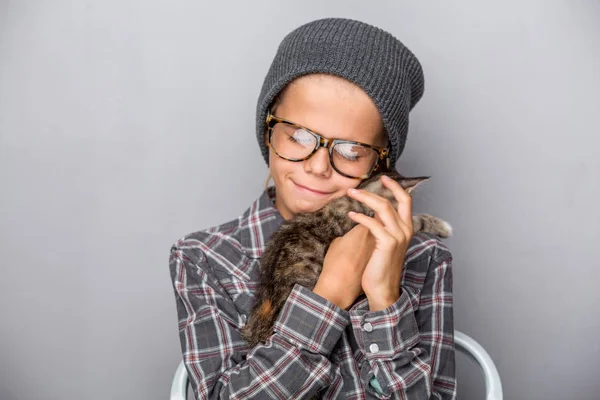 Adorable Garçon Jouant Avec Chaton — Photo