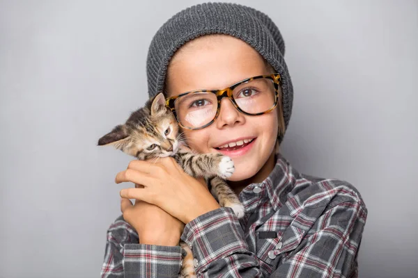 可爱的男孩和一只小猫一起玩 — 图库照片