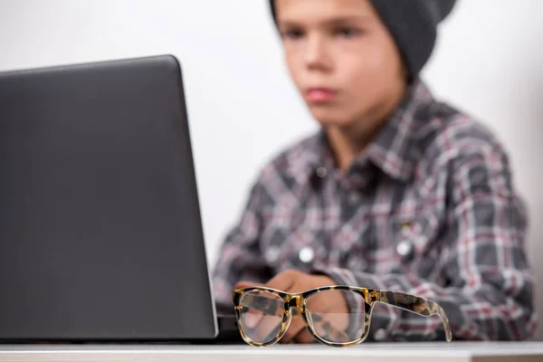 Stilig Pojke Lärdom Att Göra Forskning Laptop Och Surfa Internet — Stockfoto