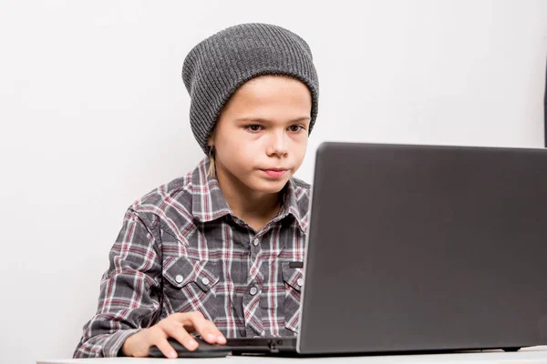 Bonito Menino Aprendendo Lições Fazendo Pesquisa Laptop Navegar Internet — Fotografia de Stock