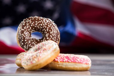 Tatlı çörek Amerikan bayrağı sallayarak üzerinde izole