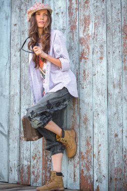 Eski ahşap arka plan üzerinde çanta güzel kadın