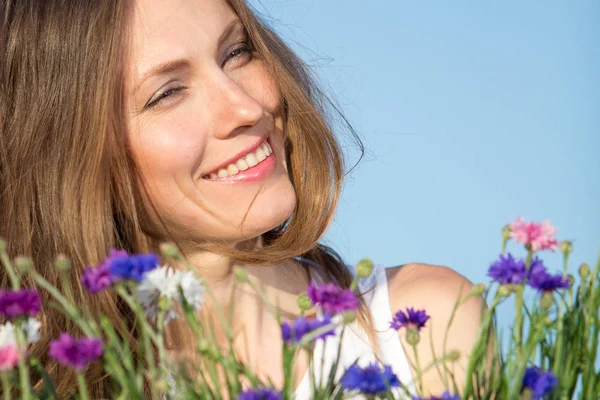 Mavi Gökyüzü Üzerinde Çiçekler Olan Kadın — Stok fotoğraf
