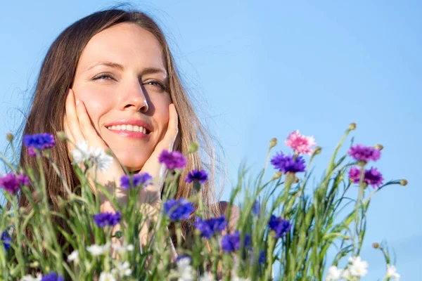 在蓝天上有鲜花的妇女 — 图库照片