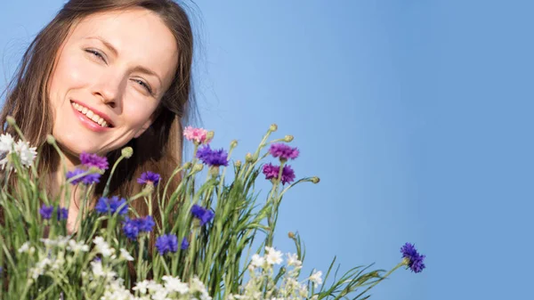 Women Flowers Blue Sky — Stock Photo, Image