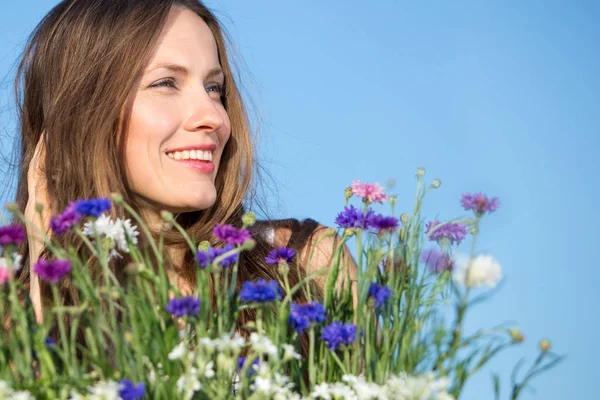 Vrouwen Met Bloemen Blauwe Hemel — Stockfoto