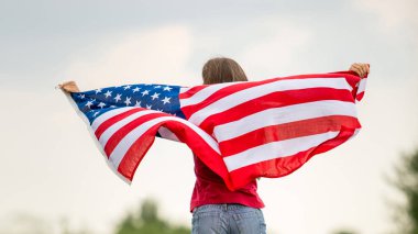 Amerikan bayrağı sallayarak ile çalışan genç kadın