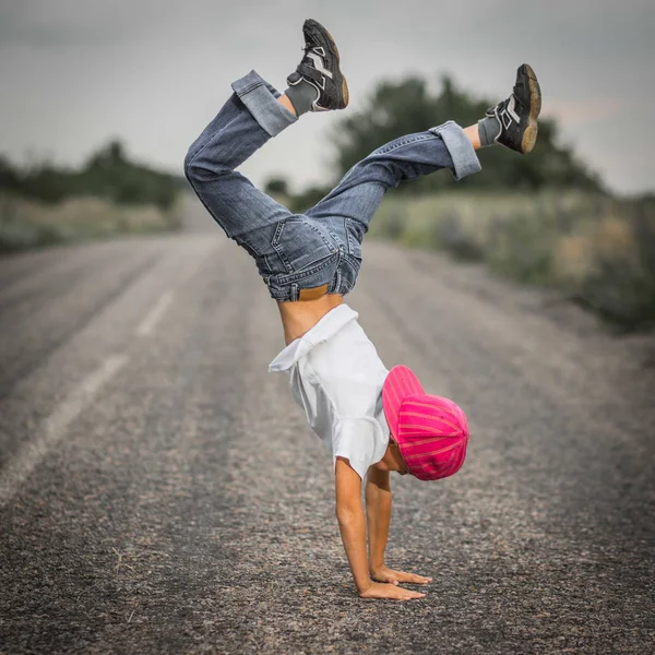 Kleiner Junge Tanzt Breakdance — Stockfoto