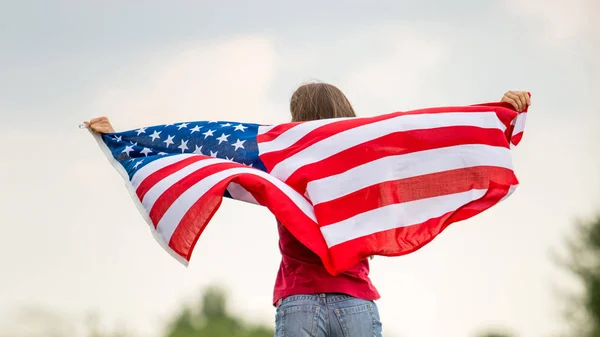 Ung Kvinna Kör Med Viftande Amerikanska Flaggan — Stockfoto