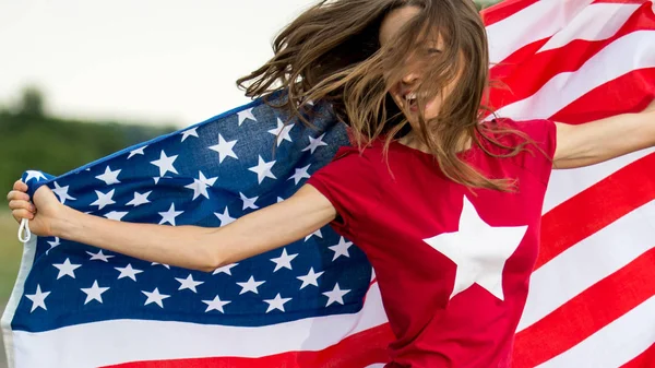 Νεαρή Γυναίκα Τρέχει Κουνώντας Την Αμερικανική Σημαία — Φωτογραφία Αρχείου