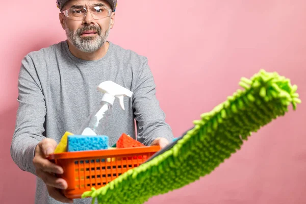 Voorjaarsschoonmaak Grappige Midden Leeftijd Man Met Een Mop Roze — Stockfoto