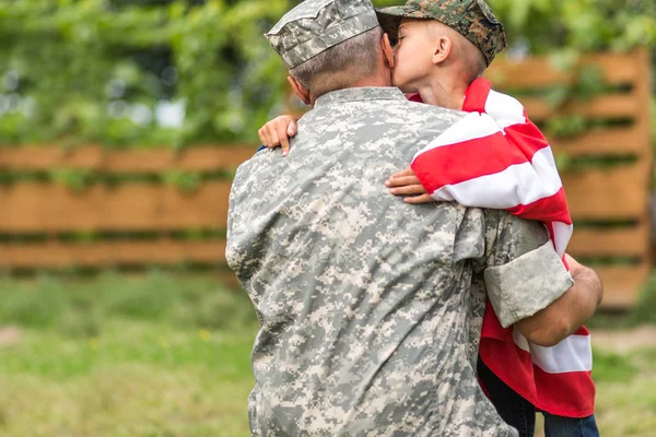 Lykkelig Familie Gjenforent Fader Soldat Hans Sønn Holder Amerikansk Flagg – stockfoto