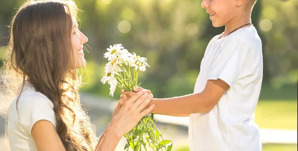 Mutter Und Sohn Ein Kind Schenkt Seiner Mutter Blumen Familie — Stockfoto