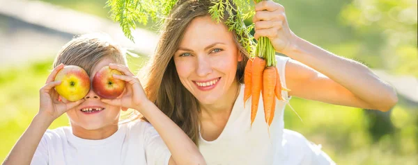 Famille Manger Des Aliments Sains Concept Mère Fils Amusent Extérieur — Photo