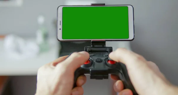 Gamepad Com Telefone Nas Mãos Jogador Tela Verde — Fotografia de Stock