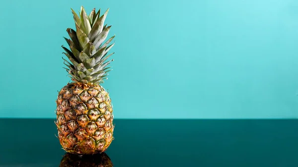 Ananas Frais Sur Fond Bleu Vert — Photo