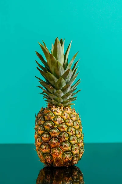 Ananas Frais Sur Fond Bleu Vert Vacances Vacances Alimentation Saine — Photo