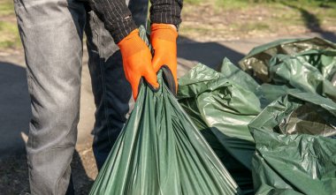 Elini adam sokak, gönüllü kavramında çöp temizlik malzeme çekme