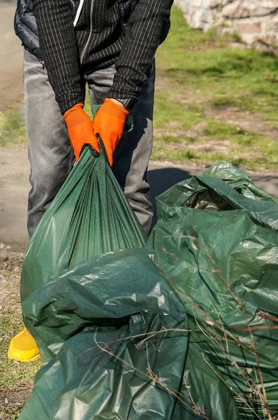 Hand Mann Sammelt Müll Auf Der Straße Auf Ehrenamtliches Konzept — Stockfoto