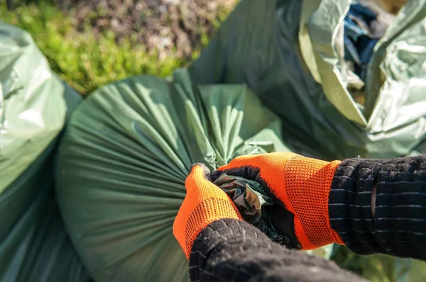 Mano Hombre Recogiendo Basura Limpieza Calle Concepto Voluntario —  Fotos de Stock