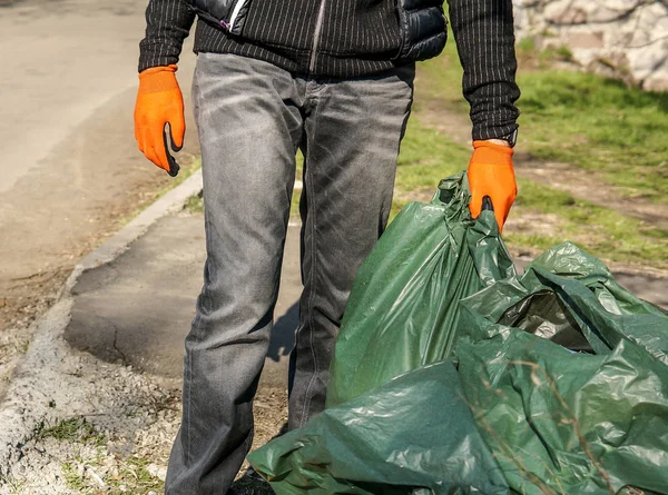 Pria Tangan Mengambil Sampah Membersihkan Jalan Konsep Relawan — Stok Foto
