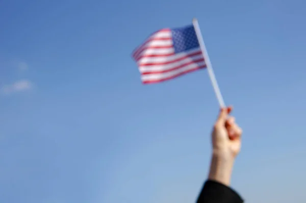 Boy Mão Segurando Bandeira Americana Contra Céu Azul Imagem Borrada — Fotografia de Stock