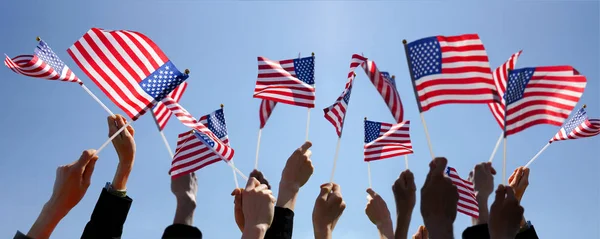 Grupo Pessoas Acenando Bandeiras Americanas Sobre Céu Azul — Fotografia de Stock