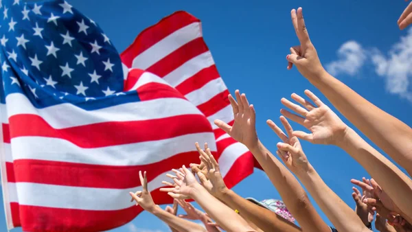 Nsanlar Amerikan Bayrakları Sallayarak Grubun Yerine Mavi Gökyüzü — Stok fotoğraf