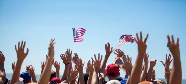 Gruppo Persone Che Sventola Bandiere Americane Sopra Cielo Blu — Foto Stock