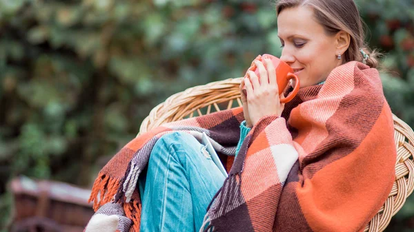 Mooi Meisje Rusten Drinknig Koffie Zitten Herfst Tuin Een Stoel — Stockfoto